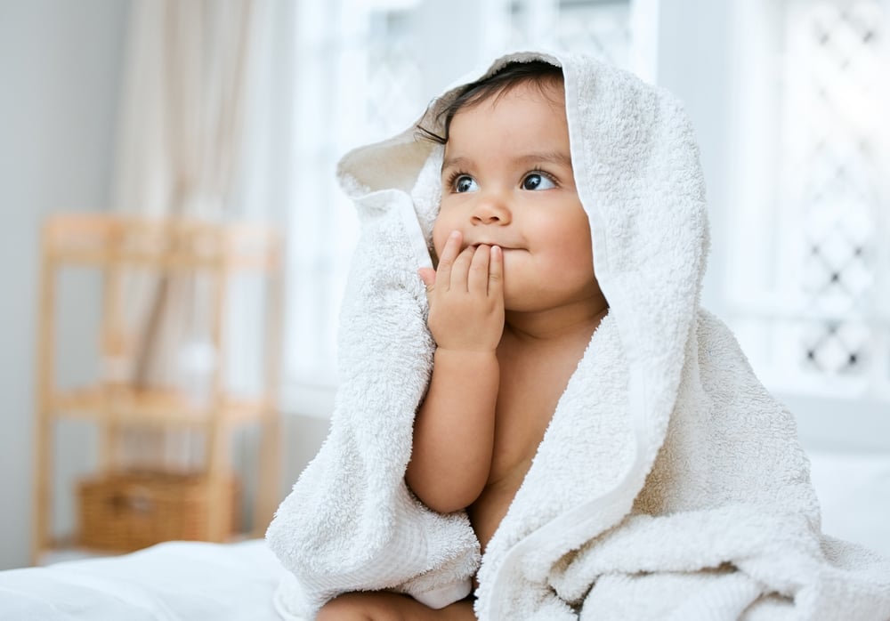 Trẻ bị chân tay miệng có được tắm không? Cách tắm khoa học cho bé