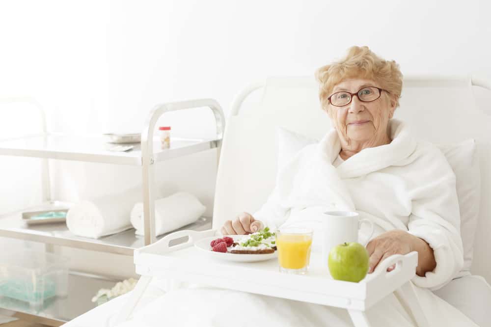 Người già bị táo bón nên ăn gì? 9 thực phẩm có lợi cho người cao tuổi