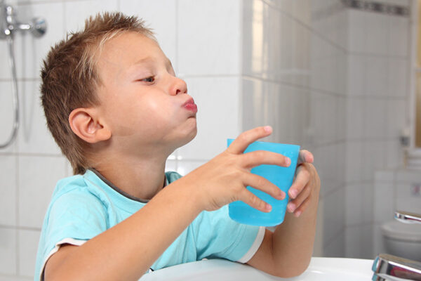 Làm thế nào để chữa nhiệt miệng cho trẻ?