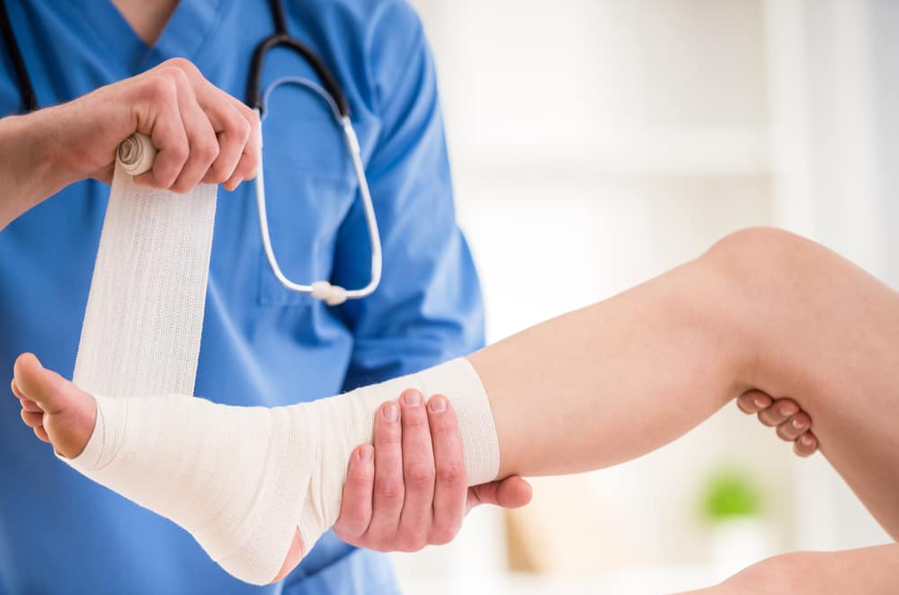 Bong gân bàn chân là gì? Nguyên nhân, triệu chứng và điều trị