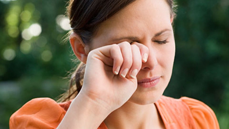 Thói quen đưa tay lên mắt làm vi khuẩn dễ xâm nhập vào mắt và gây bệnh cho mắt